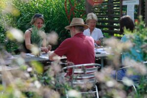 Stressreduktion zeitgruen stressreduktion durch gartenhterapie wahrnehmen mit allen sinnen entspannung durch beschaeftigung mit kraeutern